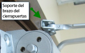Foto de un cierrapuertas que también muestra el soporte sobre el cierrapuertas.